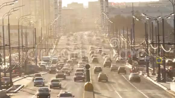 日落时分城市的交通堵塞时光流逝视频的预览图
