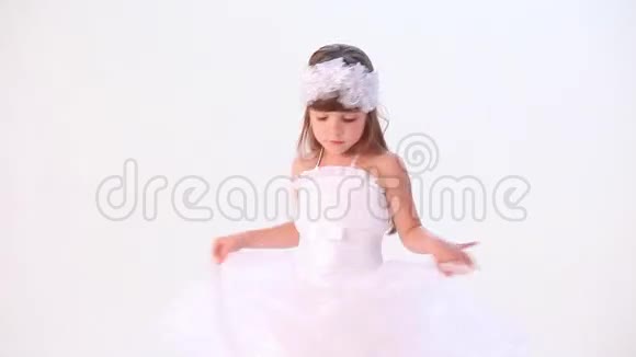 快乐的女孩跳舞视频的预览图