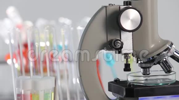 带玻璃管液体背景旋转片的显微镜视频的预览图