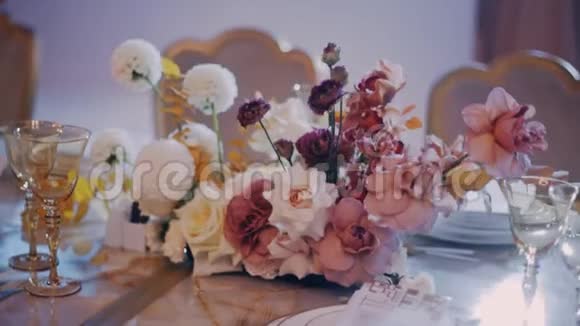 婚礼宴会桌上的花式精美构图副轴镜头视频的预览图