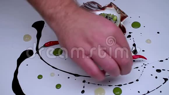 厨师把小辣椒放在盘子里视频的预览图