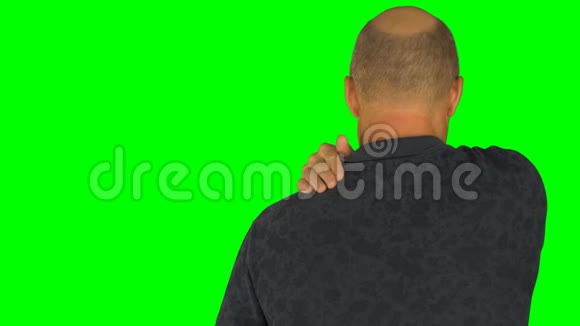 人用右手揉肩后景腰部穿着马球衫视频的预览图