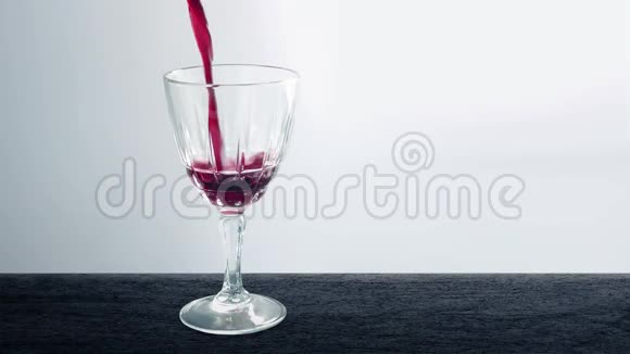 葡萄酒倒入柜台顶部的玻璃中视频的预览图