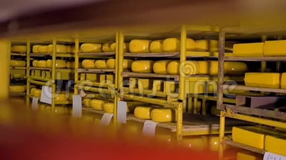 一个奶酪仓库有轮子准备装运视频的预览图
