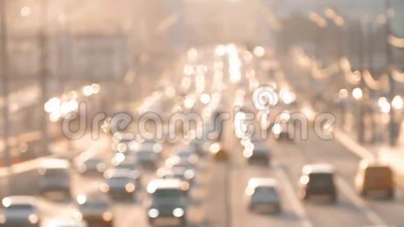 日落时分城市的交通堵塞模糊的视频的预览图