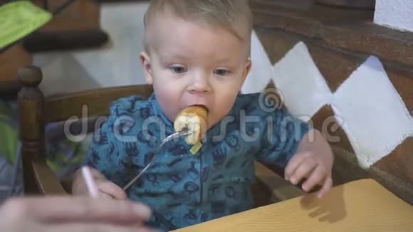 小男孩在餐馆里吃面包视频的预览图