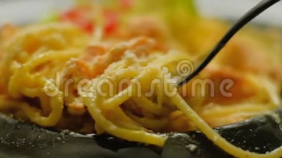意大利面食正餐餐餐意大利餐叉视频的预览图