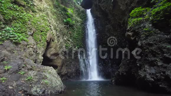 美丽的热带瀑布印度尼西亚巴厘电影院视频的预览图