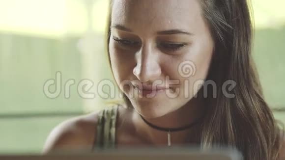 在咖啡店用手提电脑的女人在移动办公室工作视频的预览图