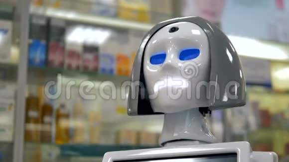 一个白人机器人在一家药店工作时脑袋开花视频的预览图