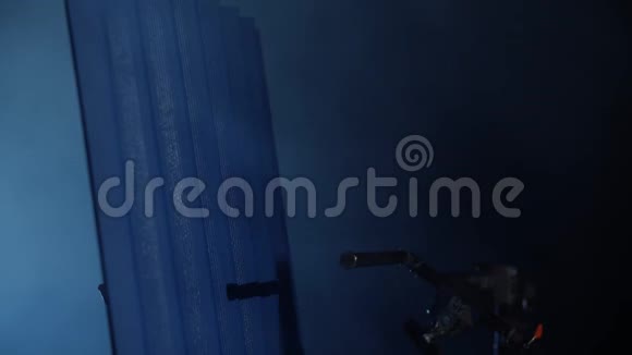 燃烧蓝色金属壁板的特写黑暗的背景视频的预览图