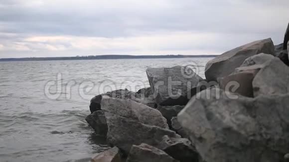 水面之间的石岩石美丽的自然景观视频的预览图