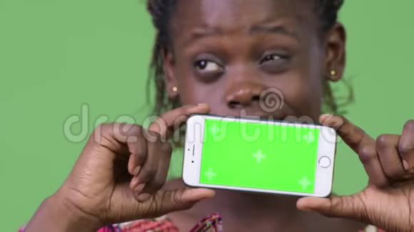年轻的非洲妇女一边看手机一边思考视频的预览图