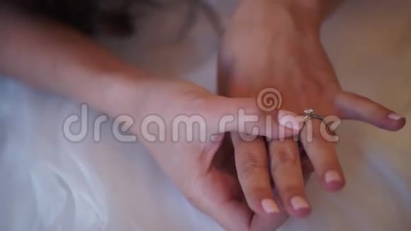 新娘手上订婚戒指视频的预览图