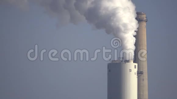 一个大型发电厂的烟堆视频的预览图