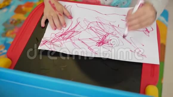女孩在纸上画红色记号视频的预览图