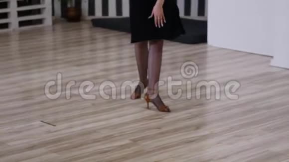 舞女在舞蹈室里跳舞视频的预览图