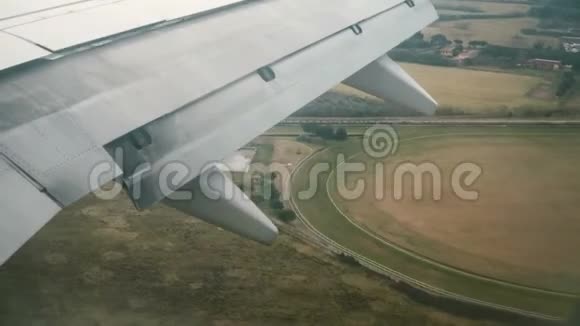 从飞机窗口到飞机机翼的视图飞机降落在意大利的机场跑道上视频的预览图