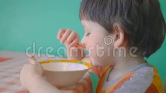 饥肠辘辘的四岁男孩在家吃碗粥视频的预览图