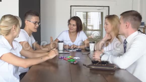 有创意的年轻团队一起喝咖啡拿着平板电脑讨论团队合作咖啡屋在线业务视频的预览图