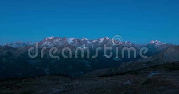 从黄昏到阿尔卑斯山的白天雄伟的冰川和山峰的MassifdesEcrins超过4000米Fr视频的预览图