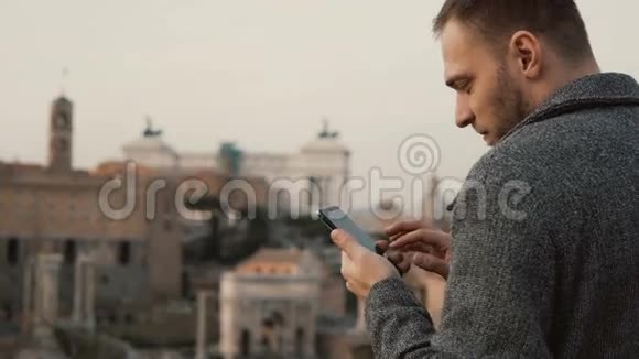 帅哥用智能手机有魅力的男性在手机上拍照用手机上的相机视频的预览图