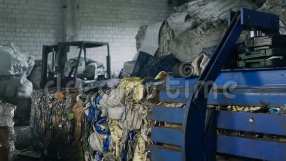 压榨机压榨生活垃圾或聚乙烯视频的预览图