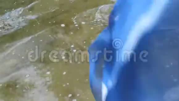 轻薄透气的面料蓝色抽象印花迎风飘过湖水33s视频的预览图