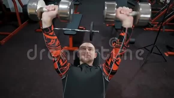 强壮的健美运动员在健身房锻炼肌肉视频的预览图