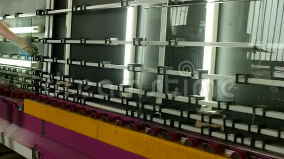 生产和制造双层玻璃窗和PVC窗一名男工在生产线上安装玻璃视频的预览图