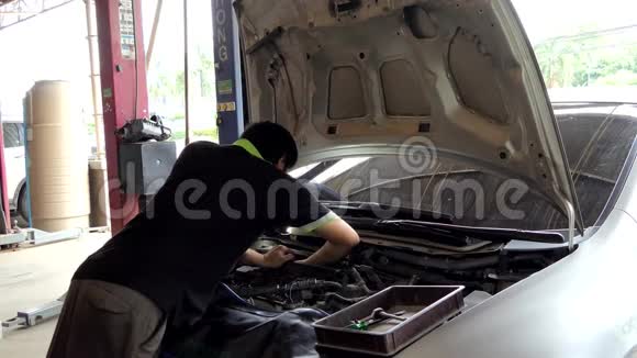 亚洲机械师维修汽车发动机阀门视频的预览图