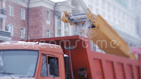 市政除雪机将雪装入自卸汽车视频的预览图