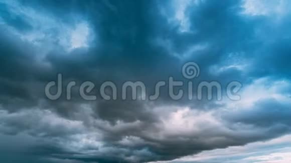 雨前的天空雨云在地平线上天气预报概念时间流逝时间流逝时间流逝视频的预览图