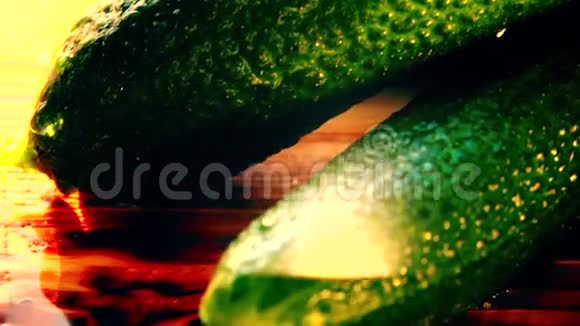 木制桌子上湿绿的黄瓜视频的预览图