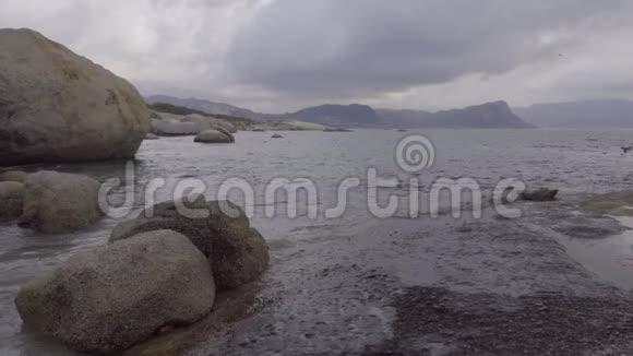 波浪撞击博尔德斯海滩附近的岩石视频的预览图