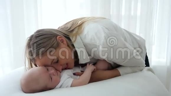 妈妈抚摸着一个刚出生的婴儿躺着视频的预览图