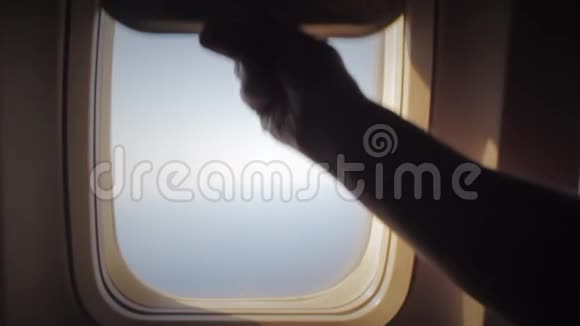 人打开一扇飞机窗户在空中旅行时向外看很开心一起乘飞机旅行的人旅游概念视频的预览图