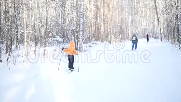 越野滑雪孩子进行越野滑雪慢动作视频的预览图