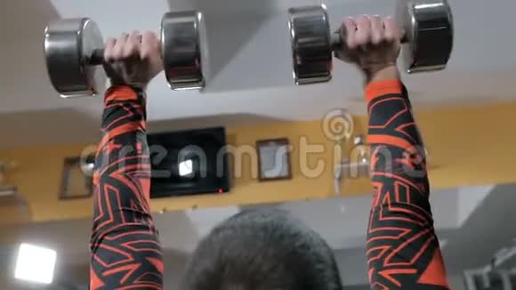强壮的健美运动员在健身房锻炼肌肉视频的预览图