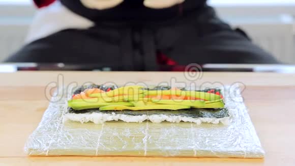 厨师在寿司里放上鳄梨视频的预览图