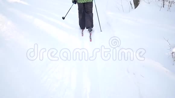 越野滑雪慢动作脚踩在跑道上视频的预览图