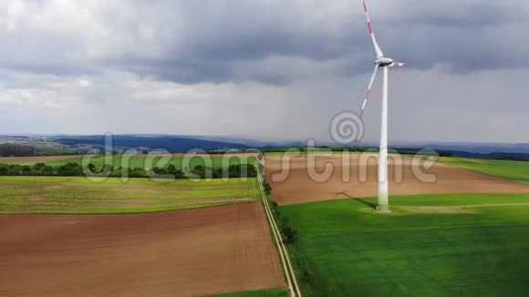 风力发电厂上空的空中飞行风力发电厂视频的预览图