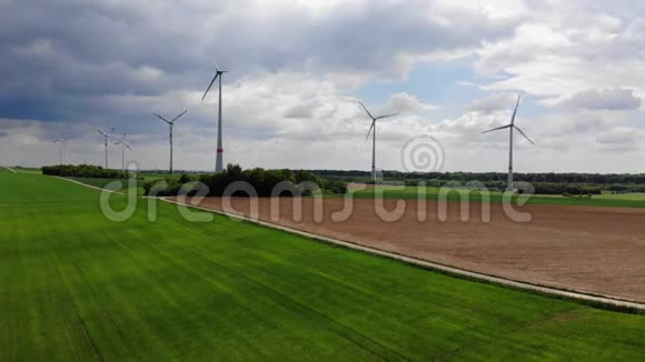风力发电厂上空的空中飞行风力发电厂视频的预览图