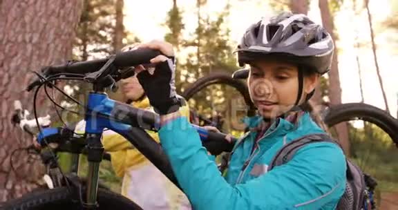 山地自行车夫妇在森林里骑自行车视频的预览图