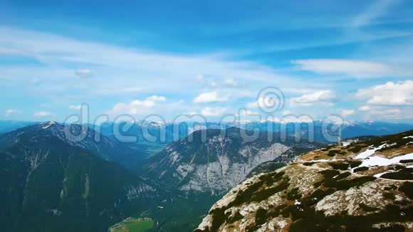 用松树林俯瞰群山全景太阳耀斑在奥地利奥贝特拉恩视频的预览图