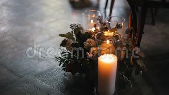 在椅子附近用美丽的花束点燃蜡烛视频的预览图