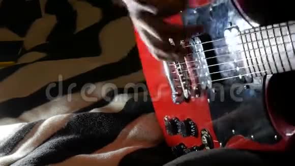 男人在家玩红色电吉他火车学弹视频的预览图