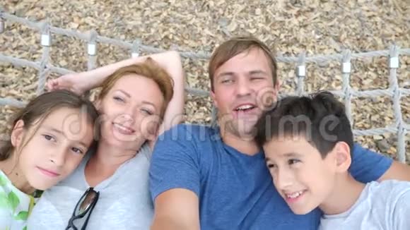 家庭在热带吊床城市游乐园放松在相机上做自我4k复制空间慢视频的预览图