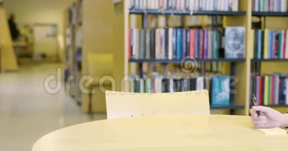 女学生在学校图书馆读书视频的预览图