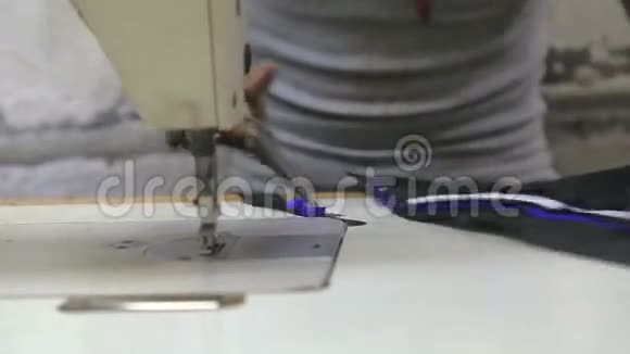 男孩在孟买的车间里剪衣服缝纫视频的预览图